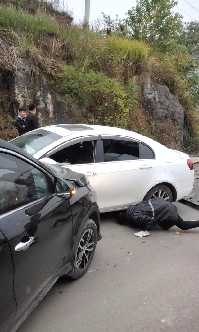 六枝特区新华乡鼠场村发生一起车祸,两车相撞,撞