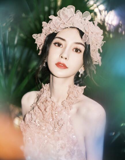 angelababy一袭粉色花朵长裙亮相仙气飘飘宛如仙女下凡