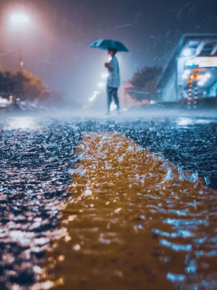 李博文 / 高雄小港机场捷运站停车场突然间的大雨滂沱       公开组