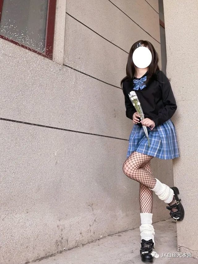 渔网袜今天就是一个平平无奇的非主流穿搭小能手哦