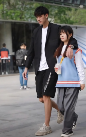 1,女生眼中最受欢迎的男生身高是:178cm,这个身高在大部分女生眼中是