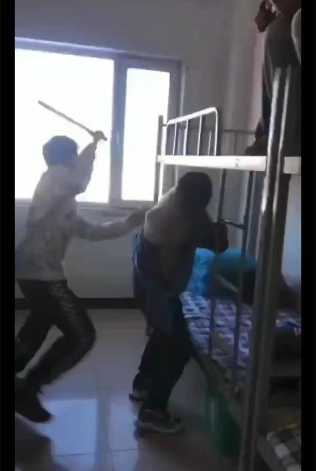廊坊一学生被4名同学群殴,校园霸凌为何一再发生,原因引人深思_腾讯网