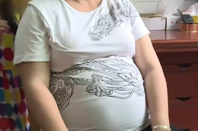 "这个怀孕的女人叫袁晓英(化名),她4年来几乎都是大肚子,又不生孩子.