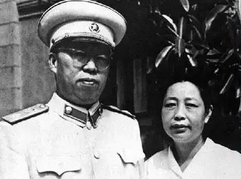 负责编织鞋帽,运送物资等后勤工作,她第一位丈夫是开国中将吴先恩