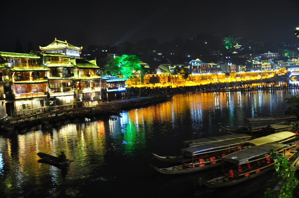 凤凰古城,位于湖南省湘西土家族苗族自治州的西南部,古城内主要以青