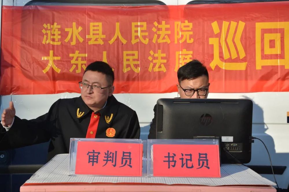 近日,该院大东法庭何志强法官一行前往南集镇下营村就一起分家析产