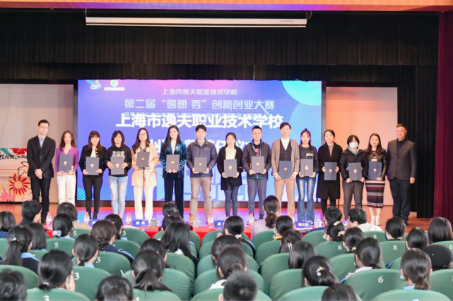 在开营仪式伊始,上海市逸夫职校党委副书记杨舟代表学校对参加此次
