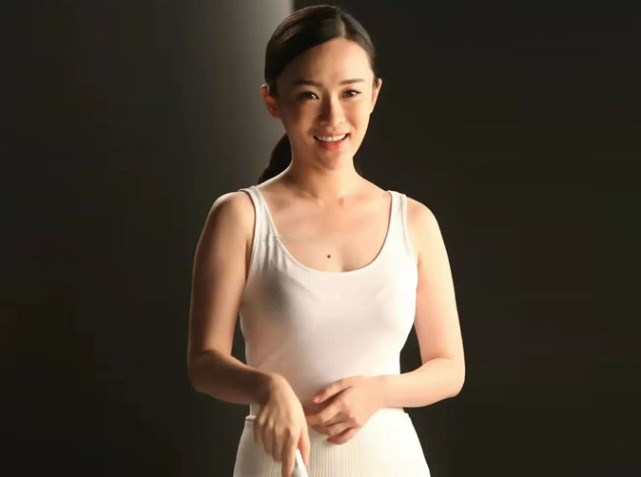 霍思燕早期写真被翻出,穿吊带装身材傲人,素颜出镜略