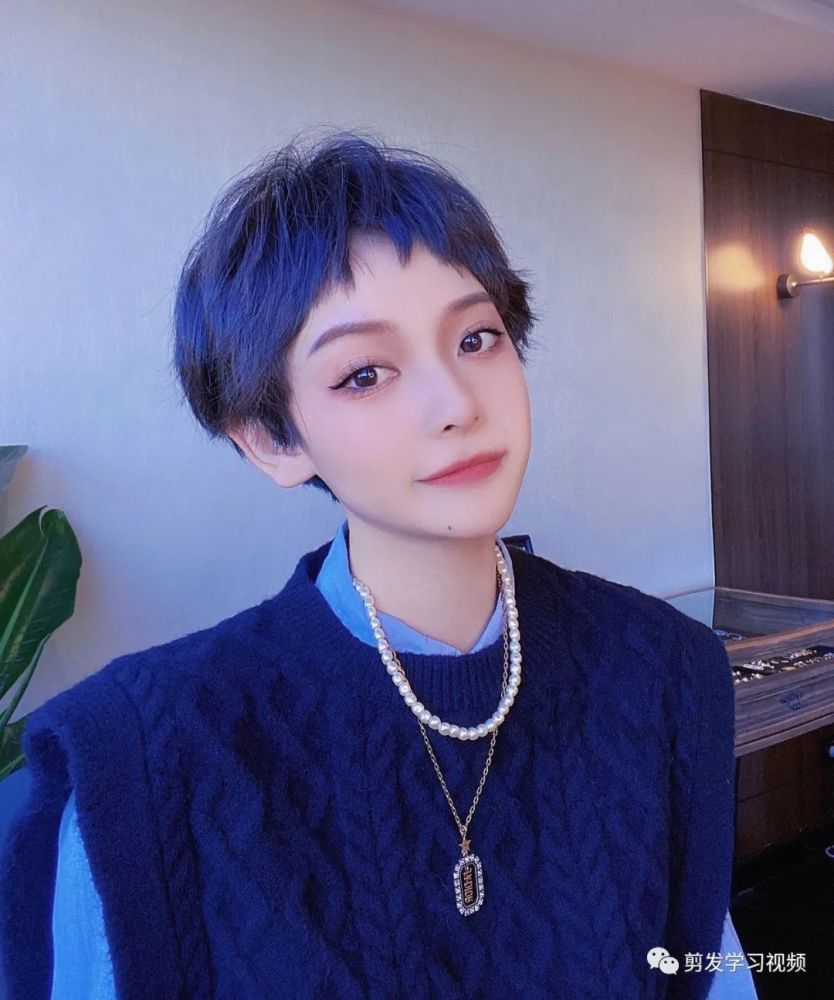 "二次元超短发女孩"