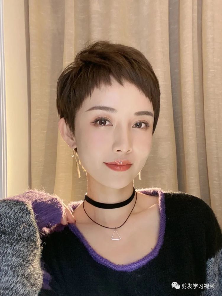 二次元超短发女孩