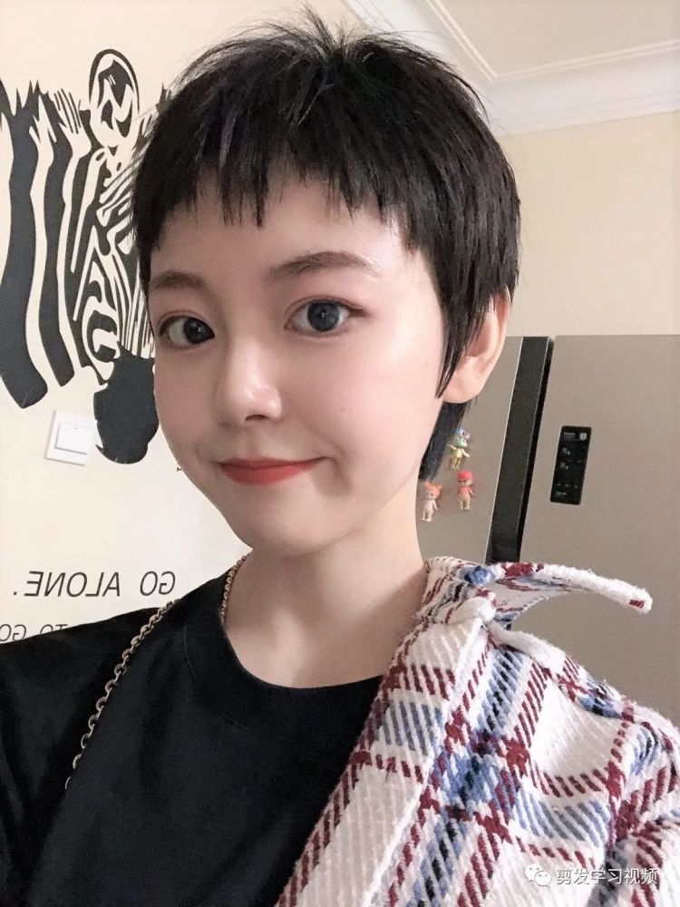 "二次元超短发女孩"