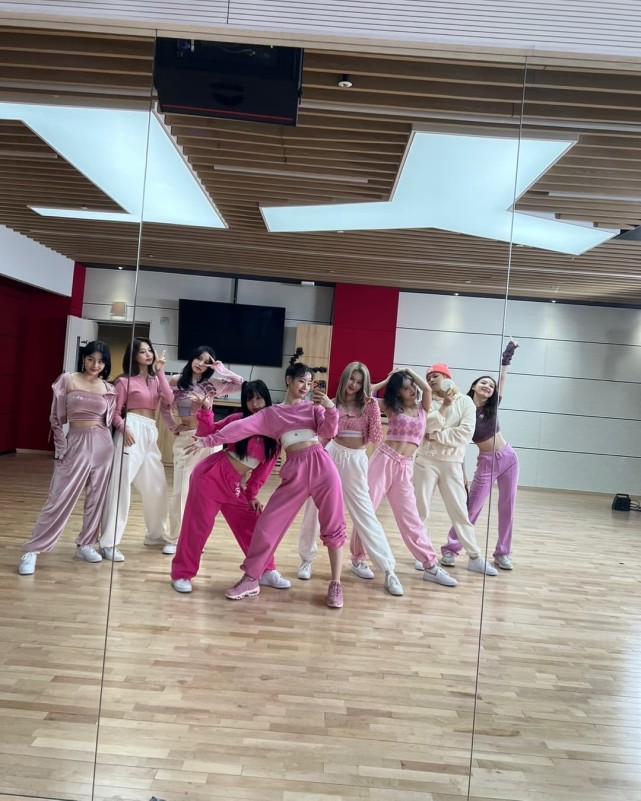 韩国女团twice在歌曲"scientist"舞蹈练习视频中展示