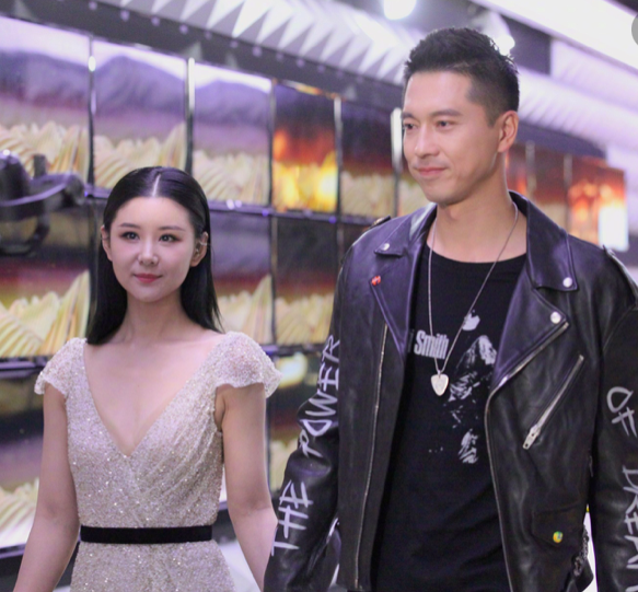 36岁李小萌晒二胎孕照,已10个月仍四肢纤细,儿子亲吻孕肚显温馨