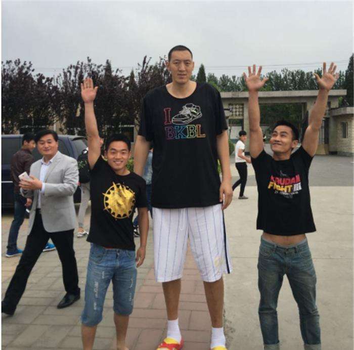 中国十大巨人,穿75码巨大鞋子,姚明在他们身边都显矮
