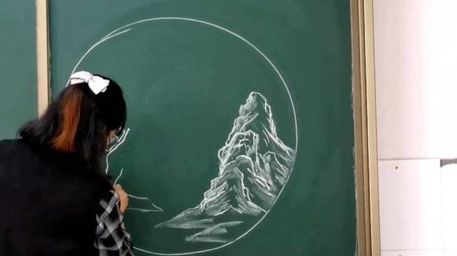 淄博一位美术老师5分钟画了一幅粉笔山水画,惊艳全班