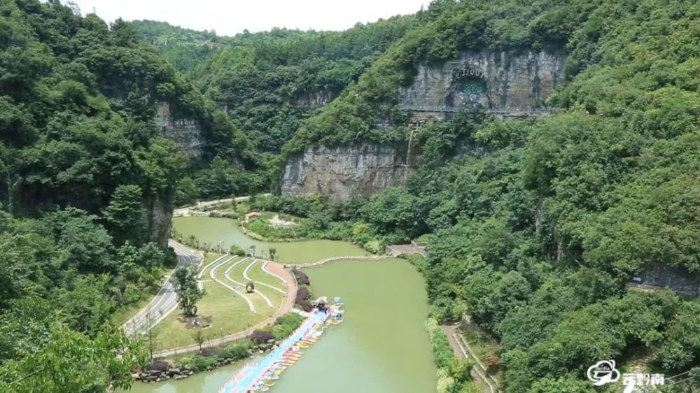 成功通过申报创建培育各类示范项目8个,景区体育旅游示范基地1个:龙里
