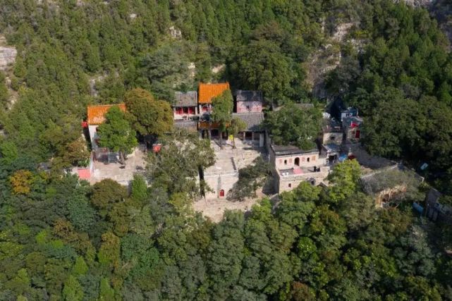 诸多道观中,齐长城第一山大峰山半山腰中,有一座宏伟的古建筑群,这就