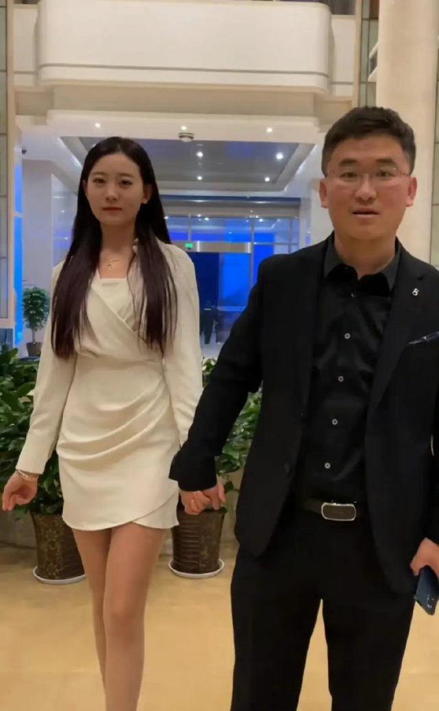 一个为了成名而努力,一个为了美女保热度,姜涛和小羽毛一唱一和的