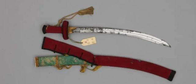 展览中故宫给出的展品名为铁柄鲨鱼皮鞘腰刀,又名遏必隆玲珑刀.