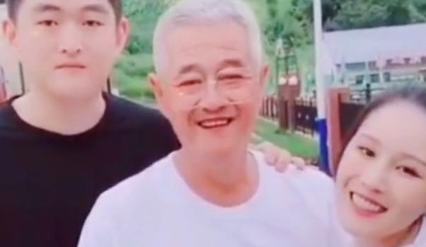 赵本山的女儿赵一涵,成为知名的网红球球,与男友的很