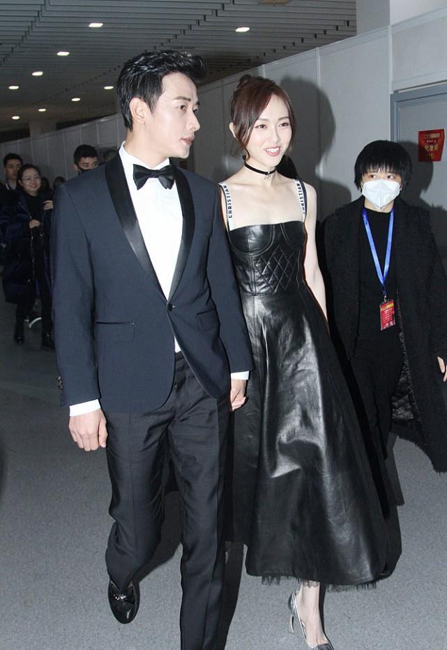 罗晋与妻子十指紧扣好甜蜜唐嫣穿缎面小礼裙显得很贵气