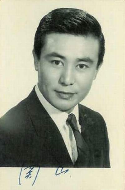 1956年成为长城公司演员,以塑造朴实憨厚的角色见长.