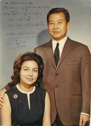 66岁柬埔寨公主亮相电影节!一袭灰裙艳压群芳,85岁太后气质更绝