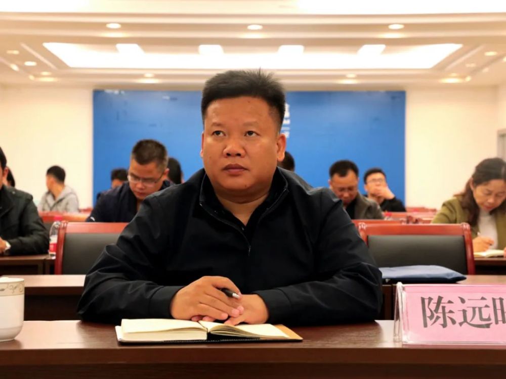 11月17日,副县长陈远昭在融安县分会场收听收看电视电话会议.