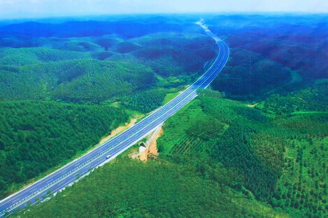这条高速公路就是临康广高速公路,位于甘肃省境内,是兰海高速公路和
