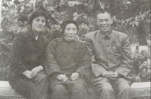 开国将军梁兴初发妻因病去世二婚妻子名字相似至今仍健在