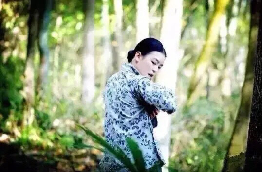 狃花女为救丈夫她转身嫁给邻村两兄弟命运捉弄她该何去何从
