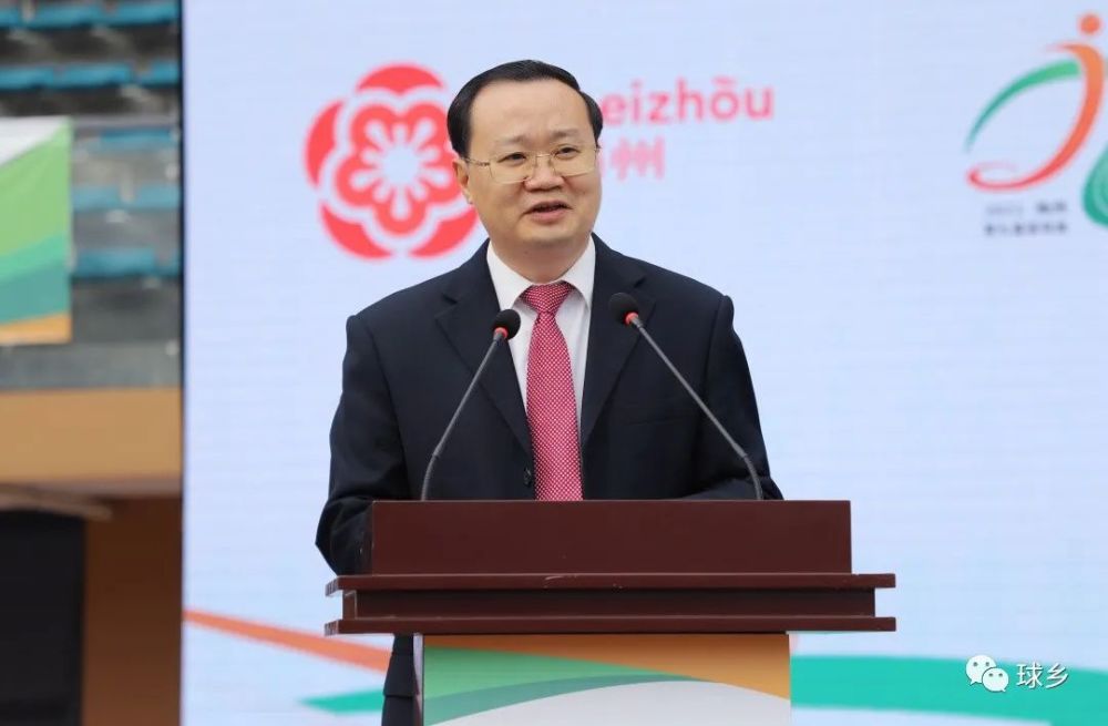 梅州市人民政府秘书长陈亮主持仪式.