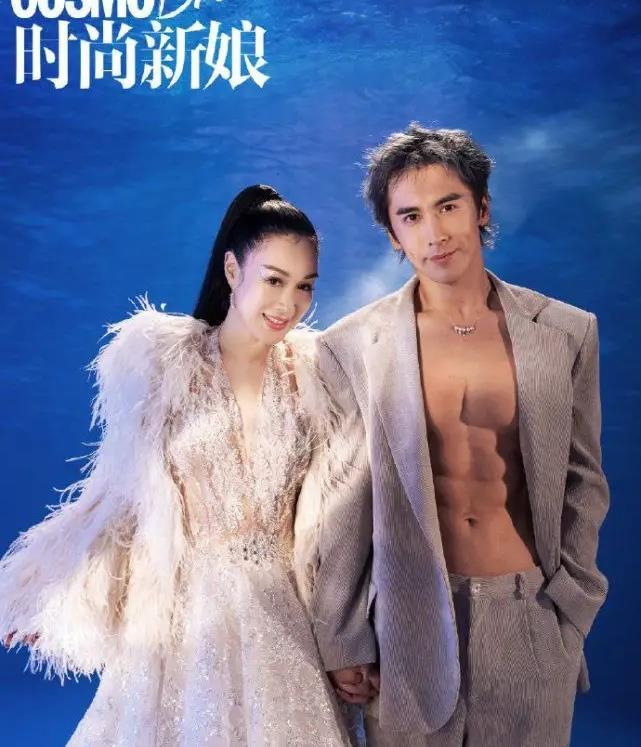 张伦硕穿着帅气西装,八块腹肌很是惹眼.