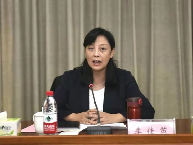 副市长李佳芮代表市委市政府宣读贺信永锋集团董事长刘锋汇报发展