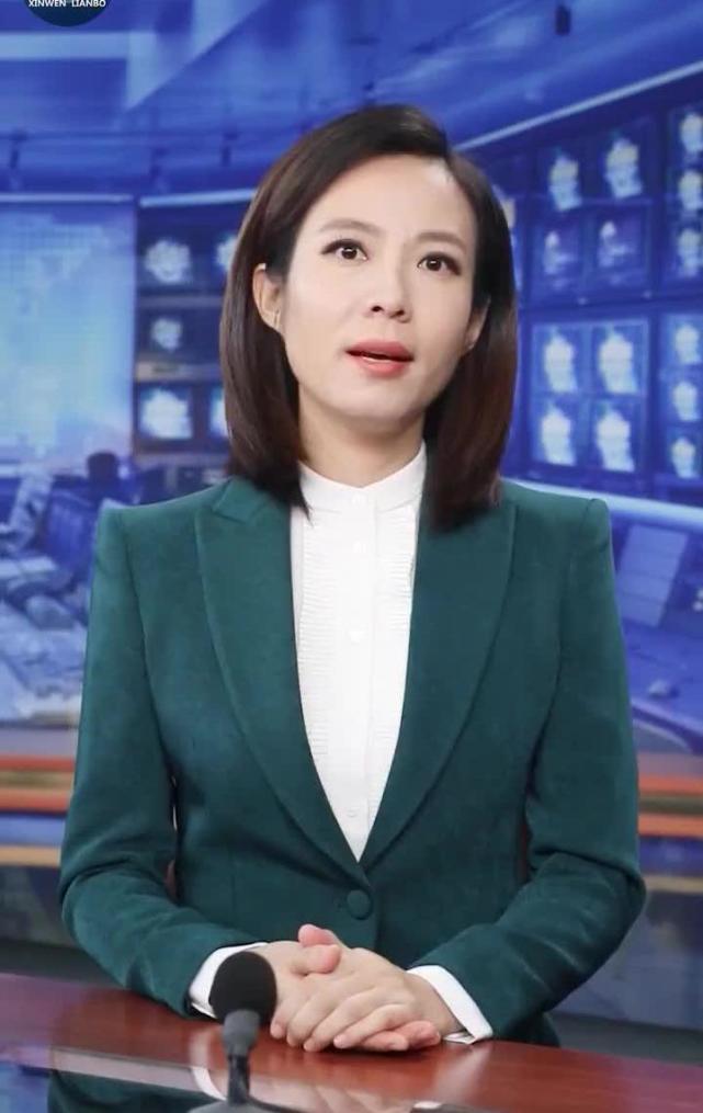 央视美女主播宝晓峰与刚强搭档首次主持《新闻联播》