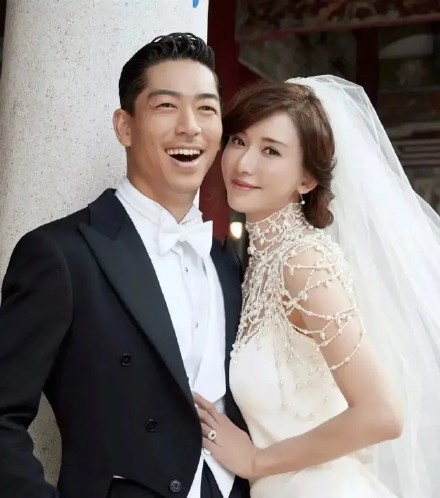 林志玲结婚宴请半个娱乐圈,偏偏没请刘德华,被调侃回应太真实