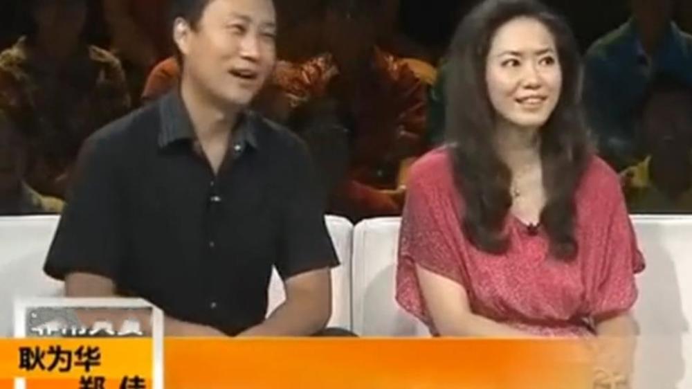 耿为华在房间里哭了一个下午. 郑佳走后,女儿把她照片偷偷藏起来.