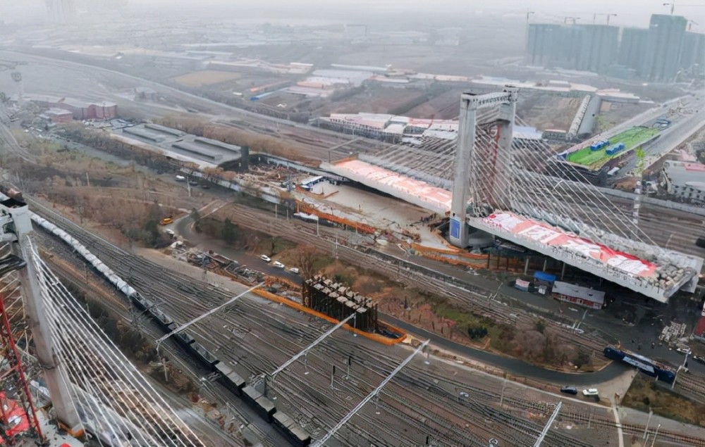 这座位于哈尔滨市南岗区的诸多铁路线上的斜拉索桥,是去年的百大项目