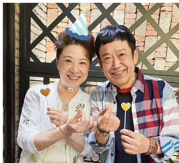 今年在王馥荔72岁的寿宴上,她和丈夫王群相互依偎,一手拿着心形装饰