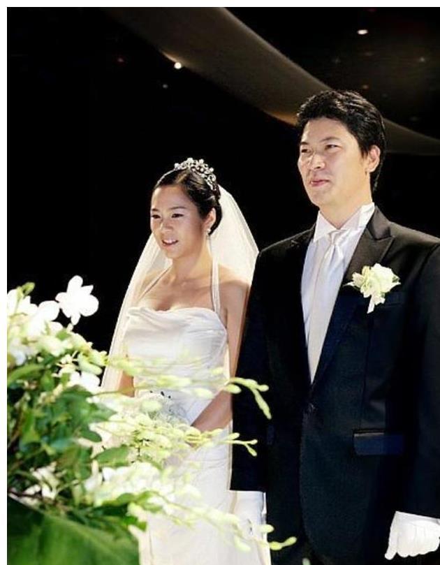 宋一国婚后的形象好了起来.他跟妻子于2006年相识,2008年结婚.