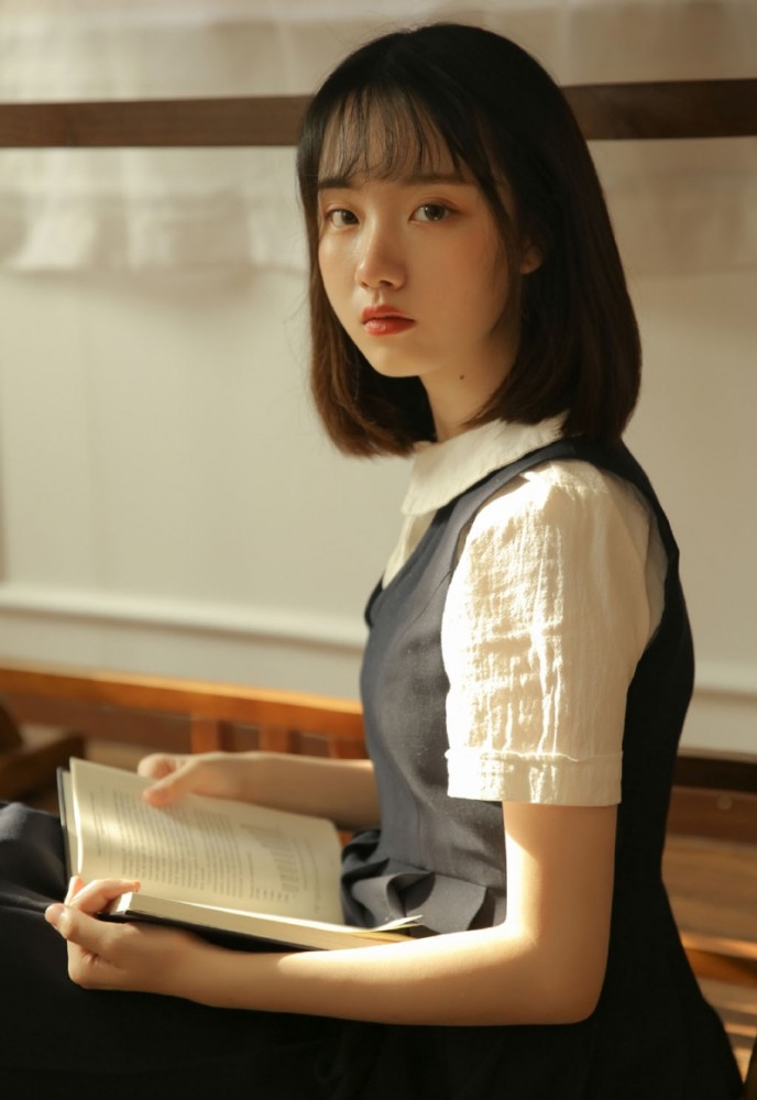 短发美女文静乖巧