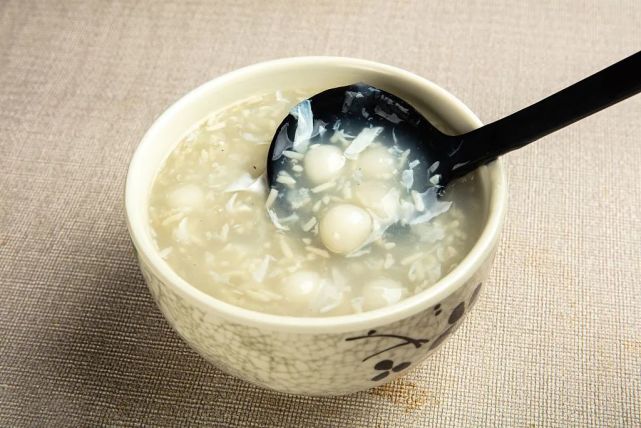 但是糯米有个大毛病,就是黏腻,不好消化,消化功能弱的人不能多吃.