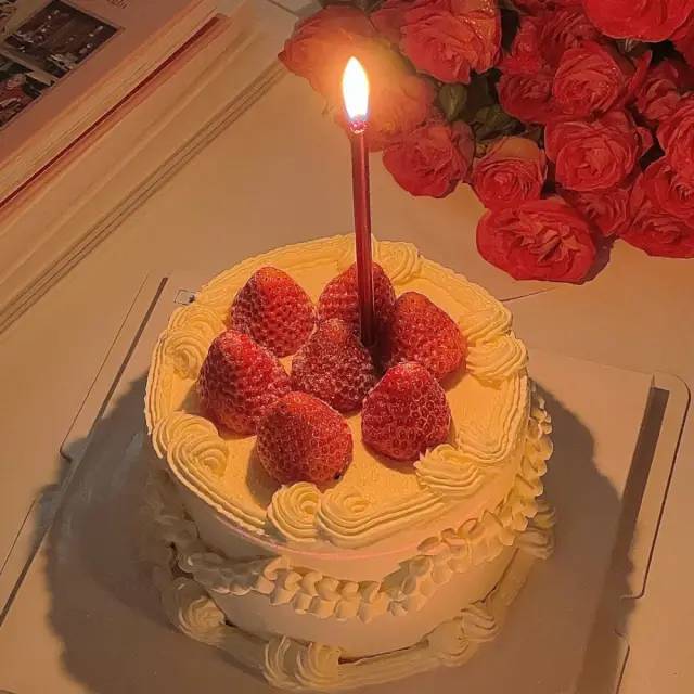 生日蛋糕背景图生日距离退休又近了一年