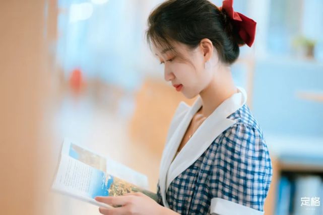 去图书馆当然是来看书的啦,如果你觉得自己拍照僵硬的话,那就在图书