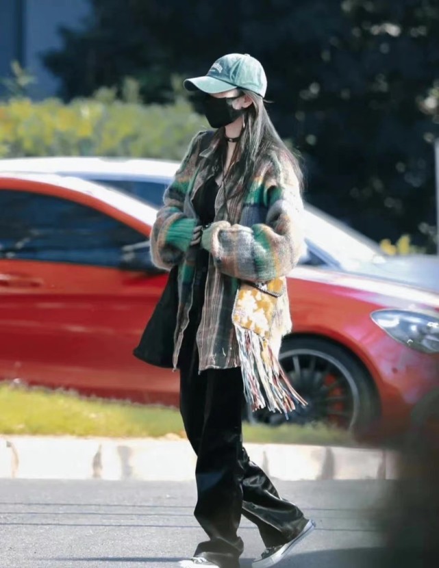 杨幂到底是街拍鼻祖,"乞丐风"打扮也很洋气,气质感得