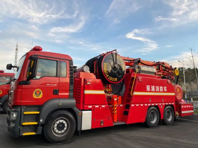 该系统由1台大流量泵浦消防车,2台水带敷设消防车,2台浮艇泵和2套增压