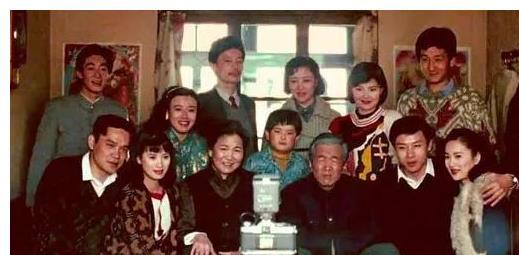 赵丽蓉:单膝一跪成经典,获得观众满堂彩时,3个儿子却