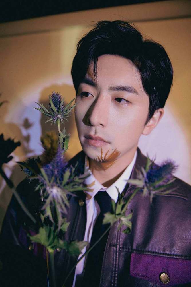 白客皮夹克衬衫领带化身帅气型男手拿花朵遮面营造浓浓艺术氛围