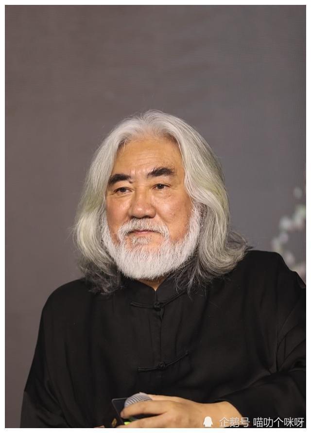 著名导演张纪中敬业的工作狂不顾世俗爱上小娇妻