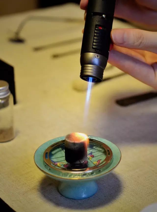 隔火熏香所需的工具:香炉,香灰,香粉,香碳,火筷,灰押,香匙,银叶夹